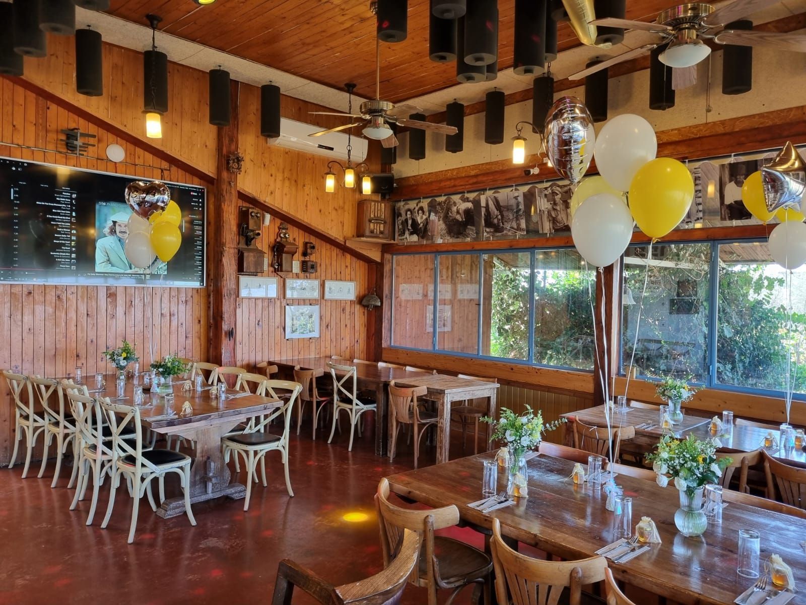 עיצוב משולב של בלונים ופרחים