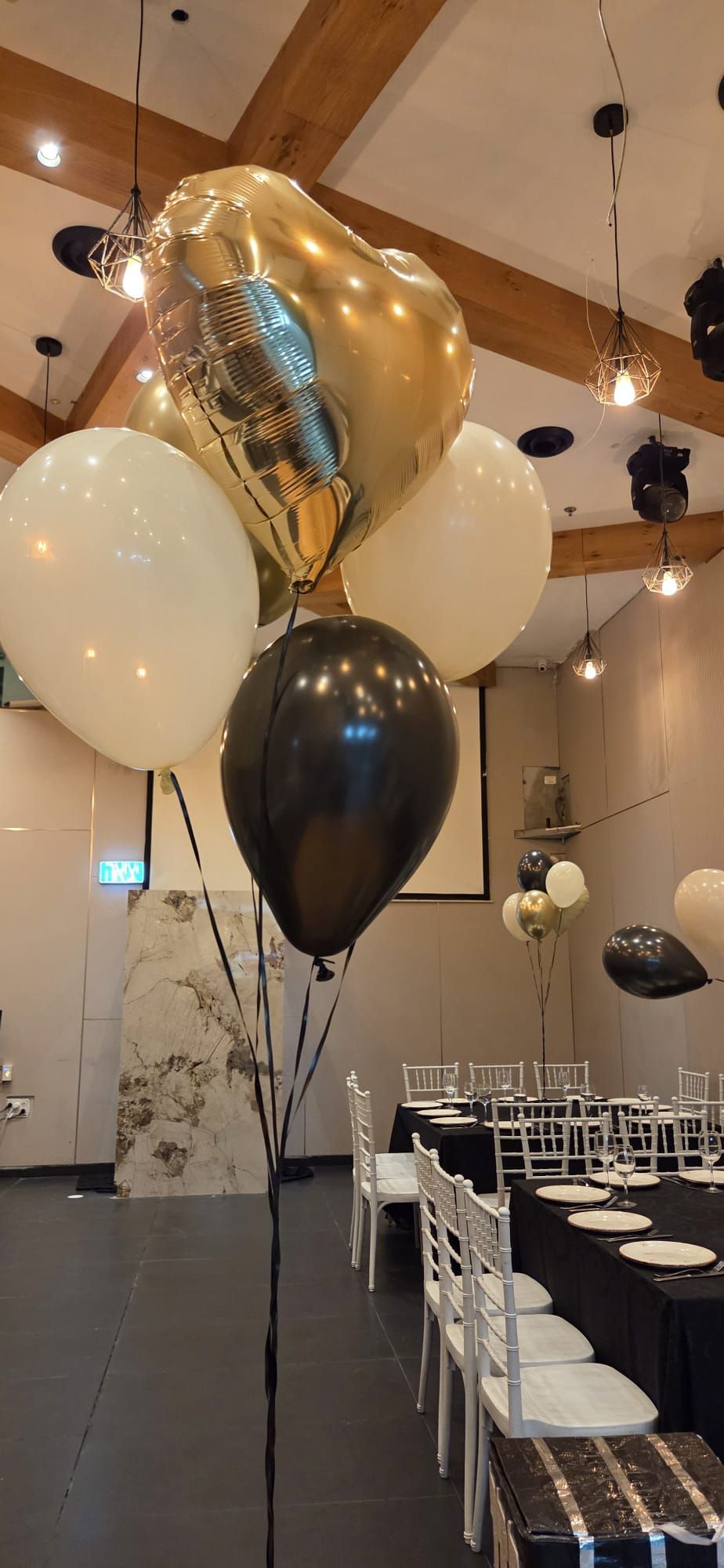 מרכז שולחן עם בלוני הליום מחובר למשקולת