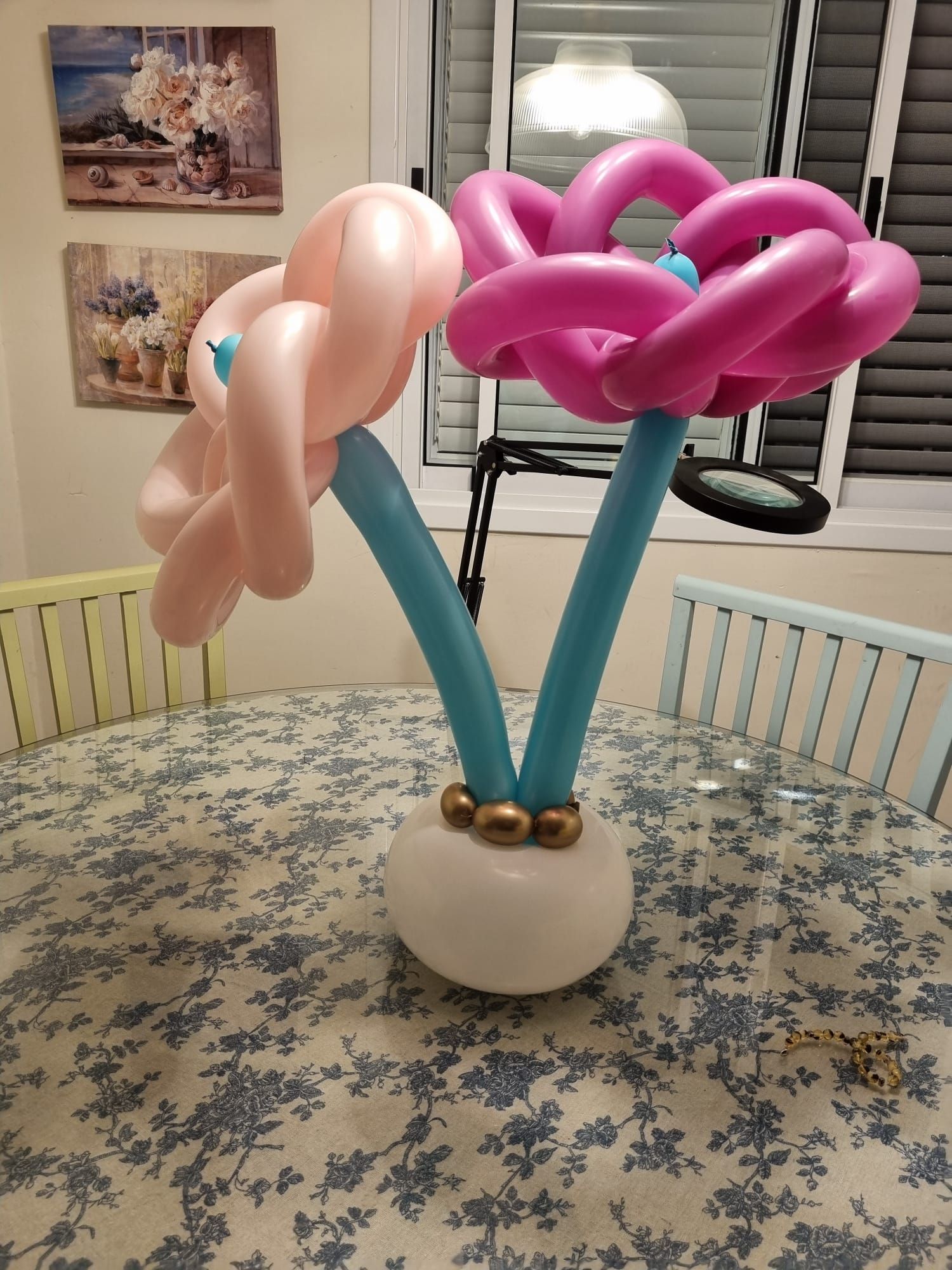 מרכז שולחן זר פרחי בלונים