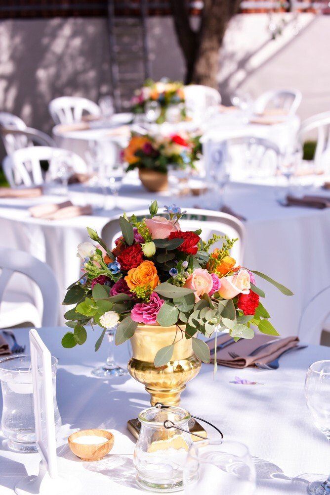 סידור פרחים למרכז שולחן בחתונה