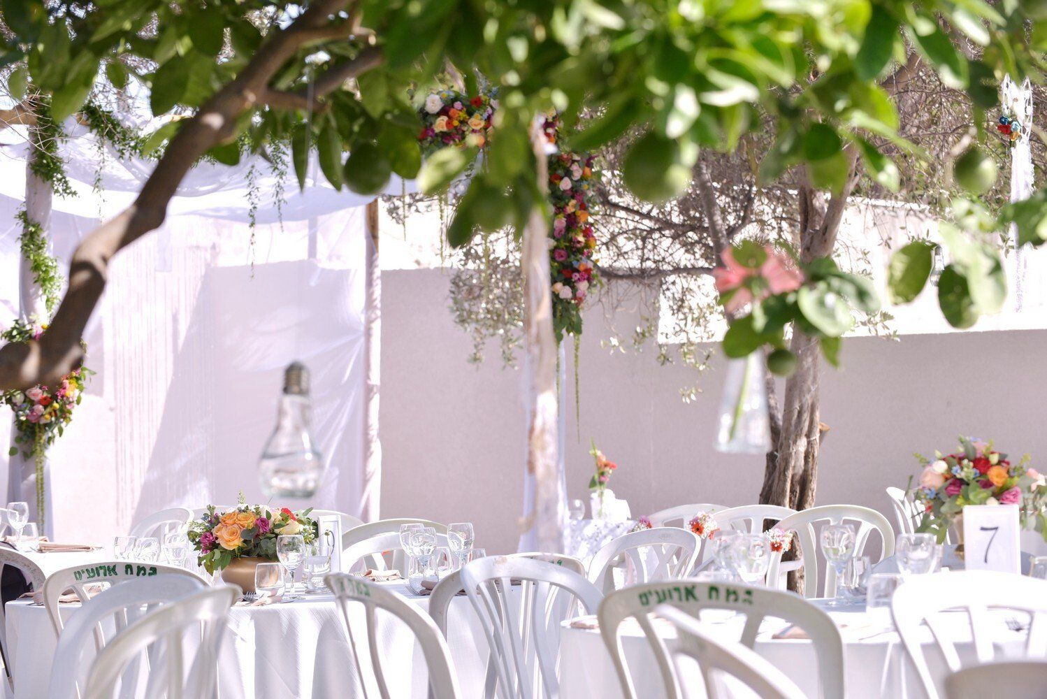 סידור פרחים למרכז שולחן בחתונה