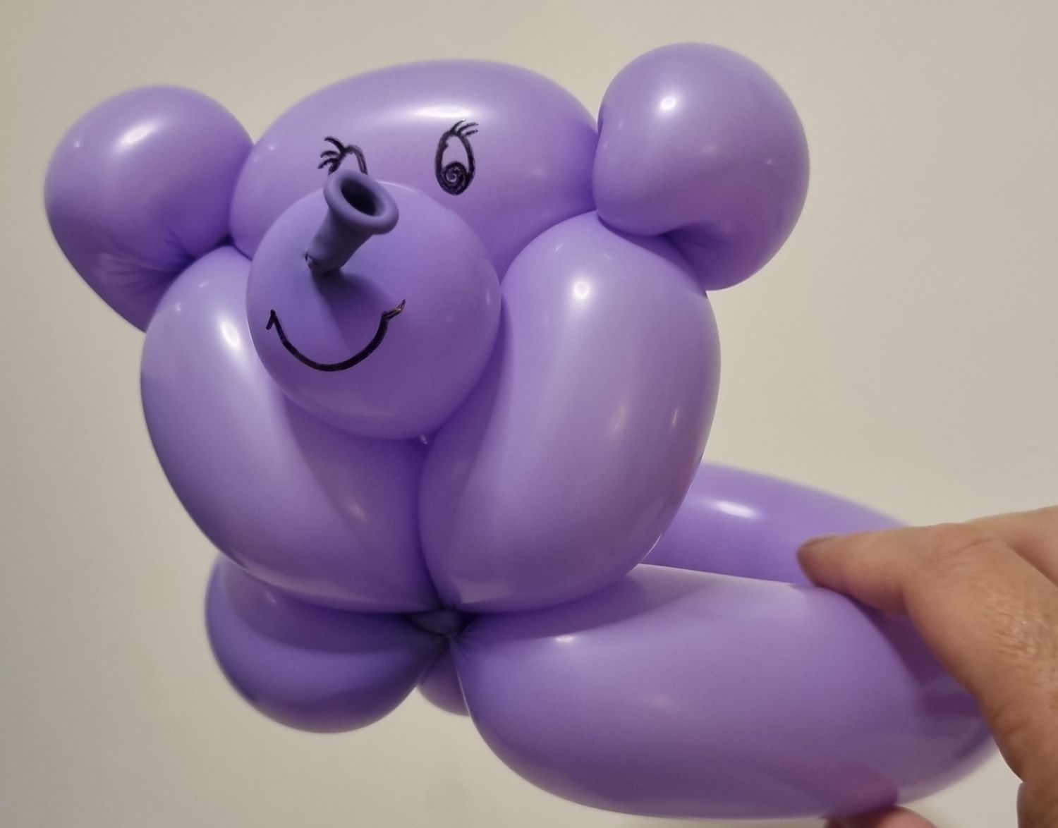 עיצוב קירות בלונים, סטנדים, חישוקים וקשתות שיכולים להכניס המון שמחה לאירוע שלכם