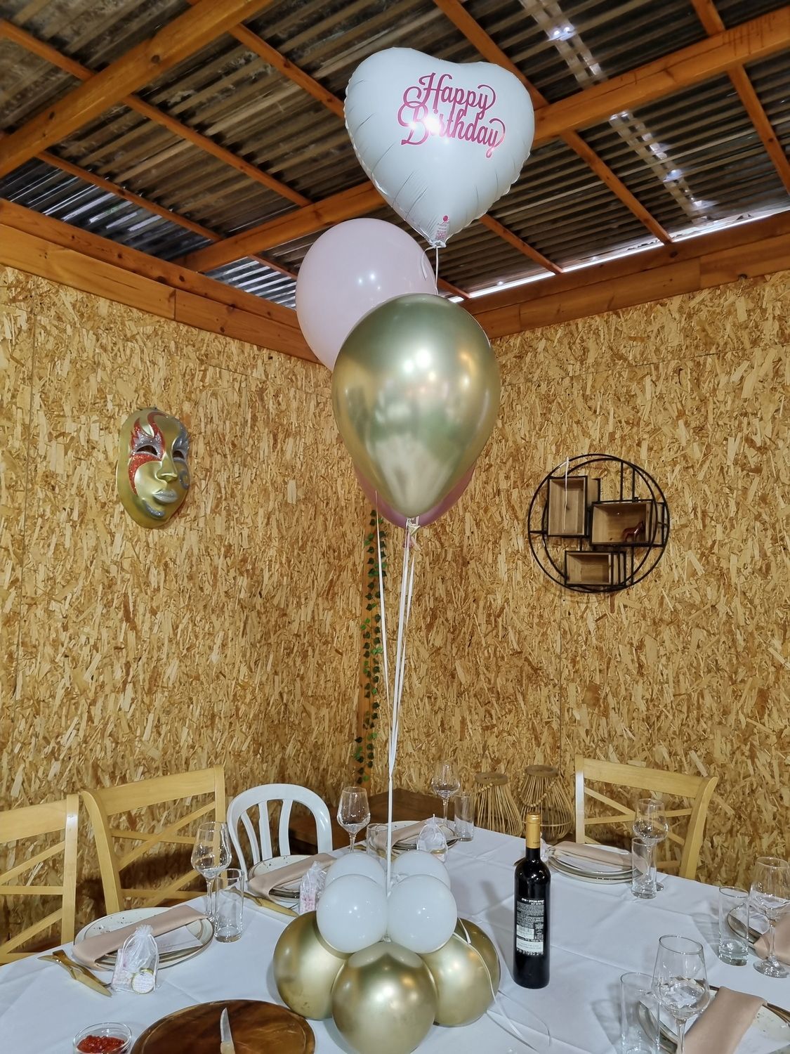 עיצוב קירות בלונים, סטנדים, חישוקים וקשתות שיכולים להכניס המון שמחה לאירוע שלכם