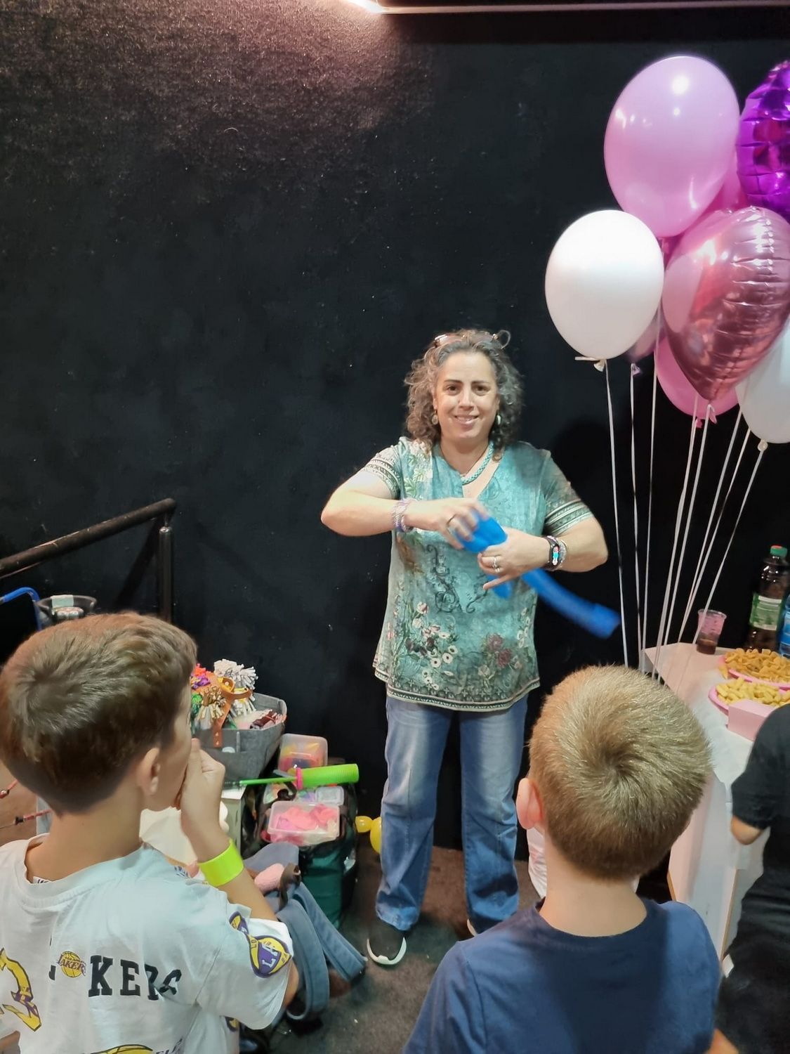 עיצוב קירות בלונים, סטנדים, חישוקים וקשתות שיכולים להכניס המון שמחה לאירוע שלכם