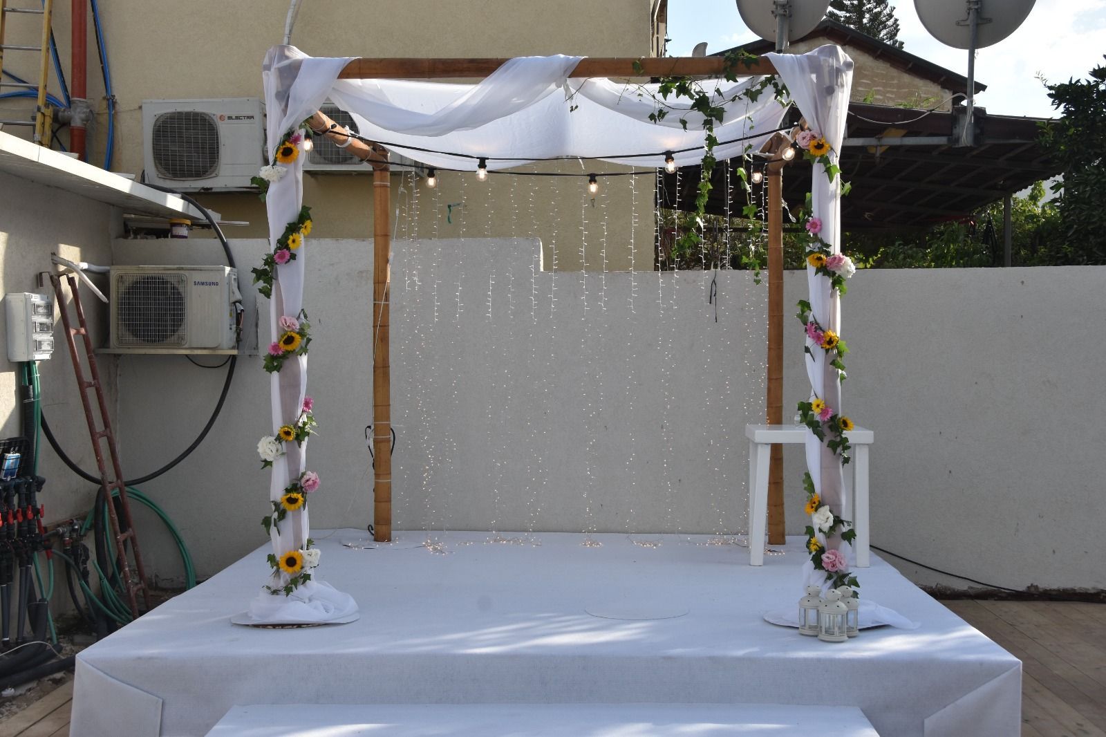 חופה מלופפת בפרחים עמידים וקיסוס