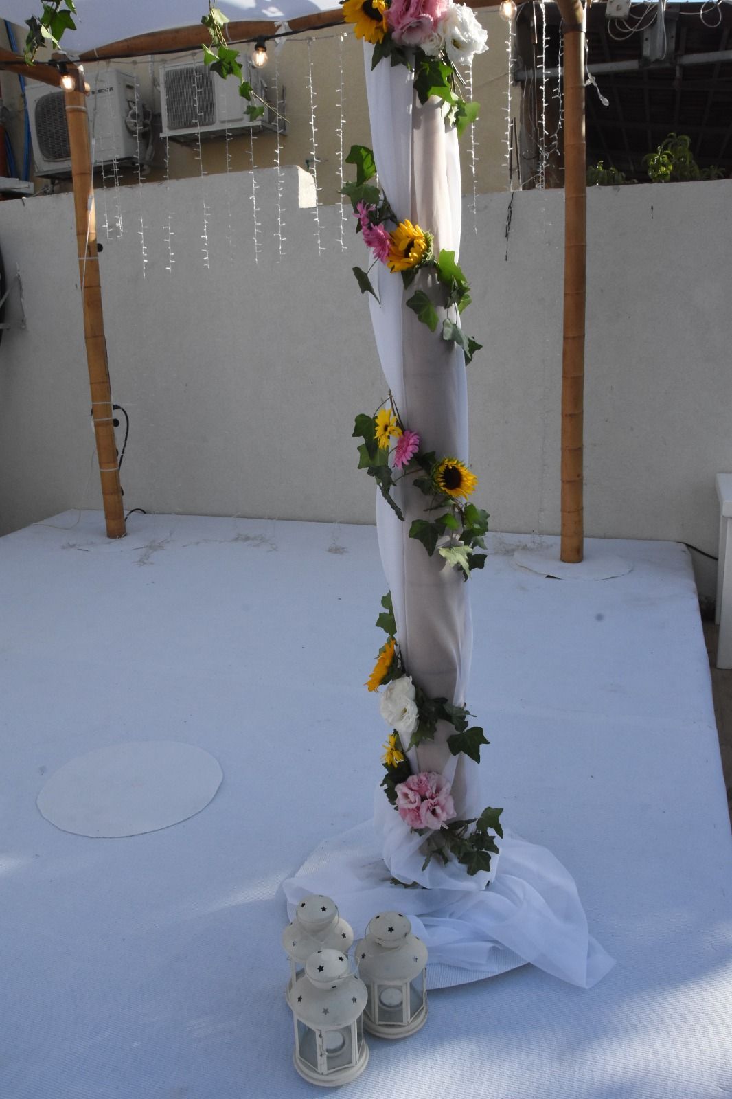 חופה מלופפת בפרחים עמידים וקיסוס