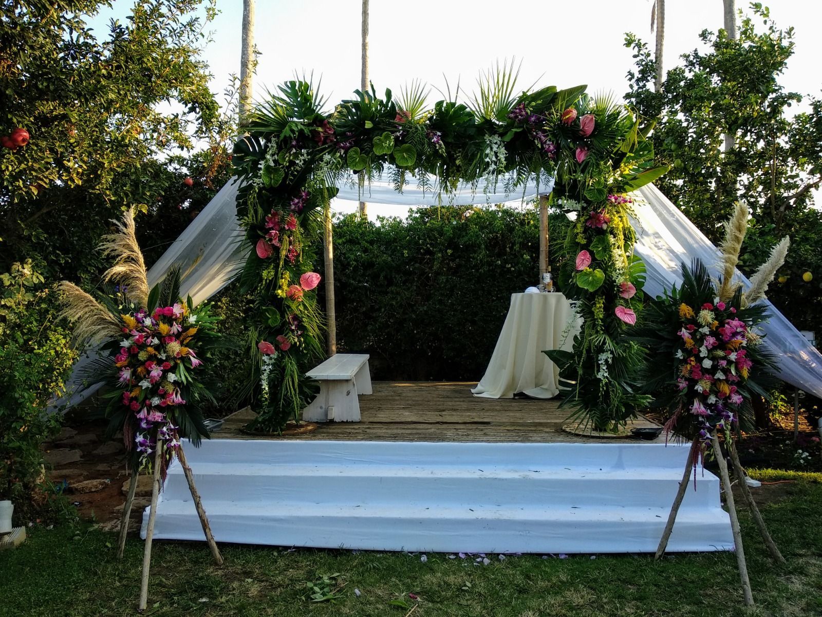 חופה מעוצבת בפרחים מיובאים והמון ירק ייחודי