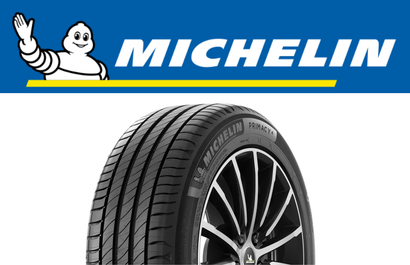 Pneu preto de caminhão com a inscrição 