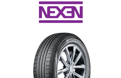 Pneu preto de caminhão com a inscrição 