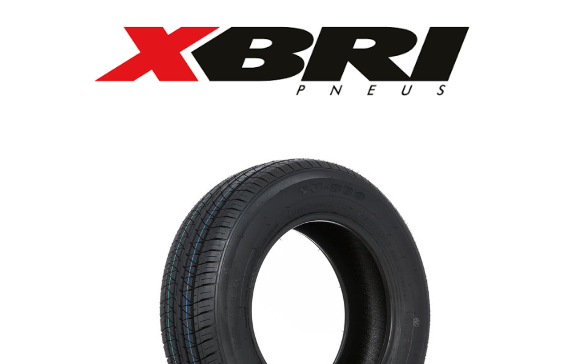 Pneu preto de caminhão com a inscrição 