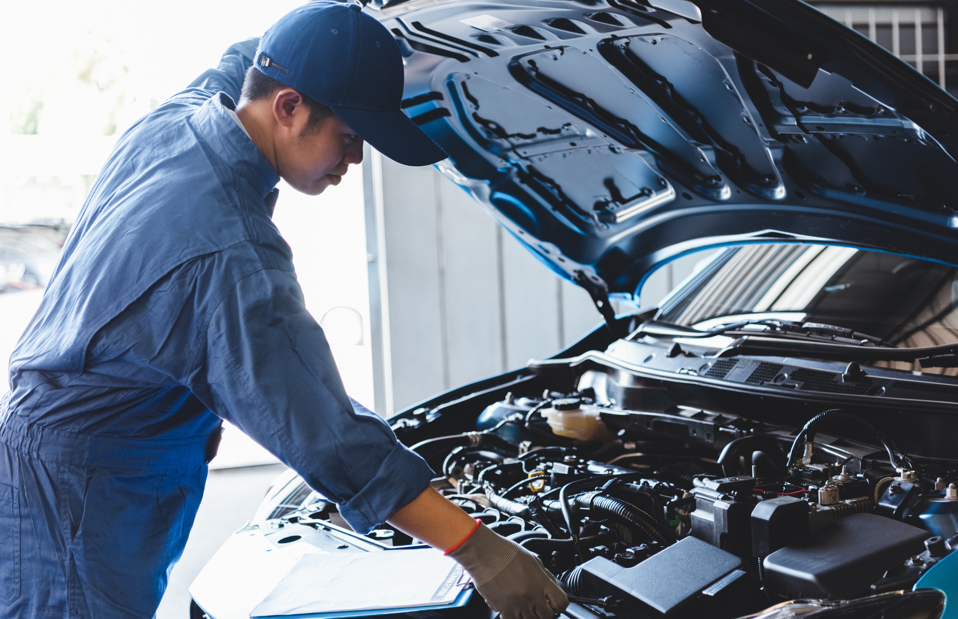 Carro cinza escuro com um pneu grande à direita, anunciando pneus.