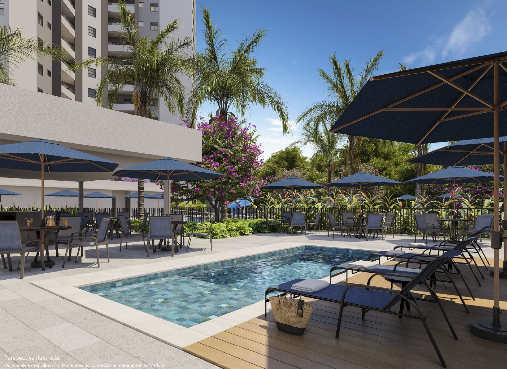 Área da piscina com mesas, cadeiras, guarda-sóis e espreguiçadeiras. Palmeiras ao fundo.