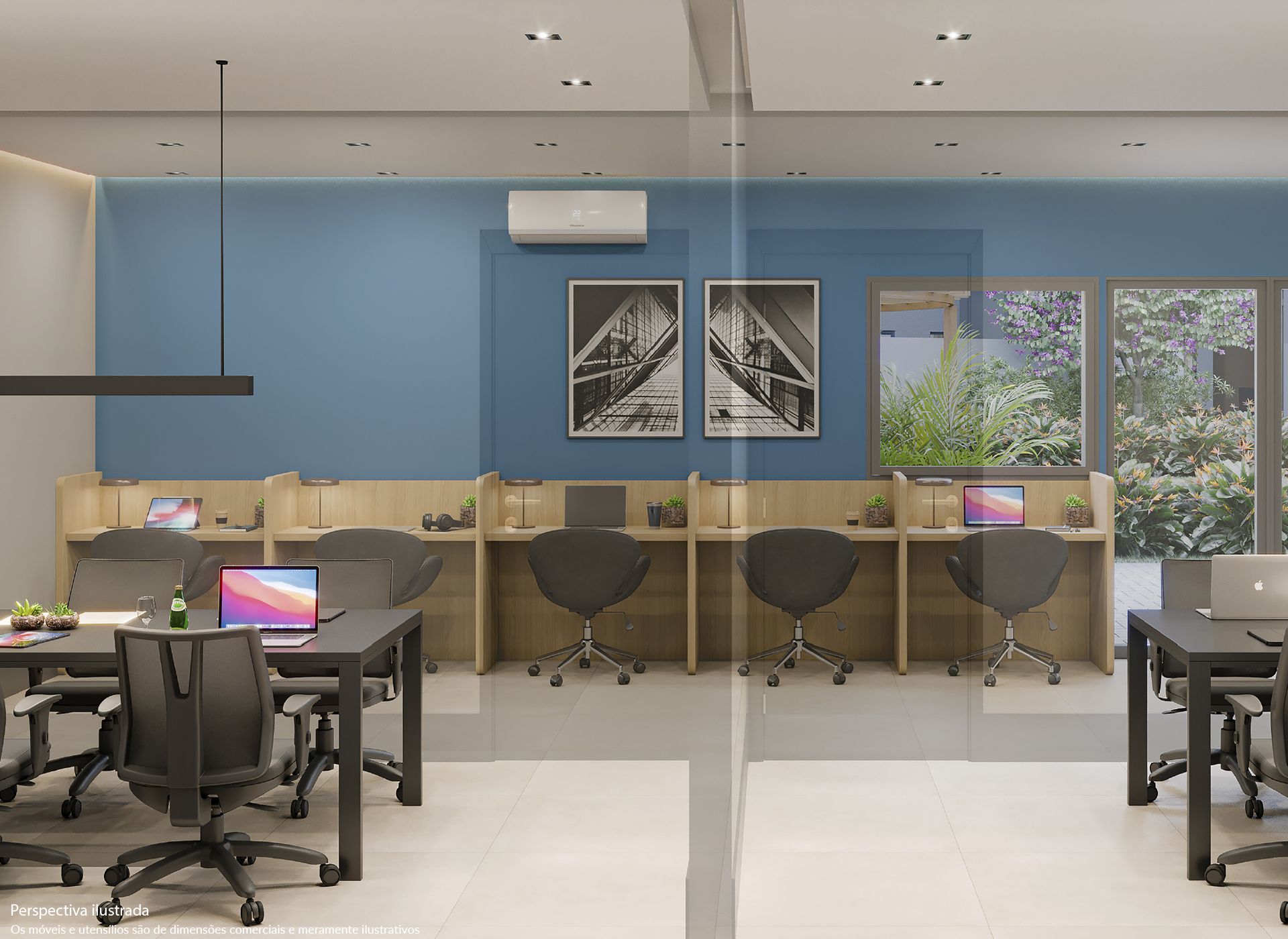 Espaço de escritório moderno com mesas, cadeiras, computadores e parede azul.