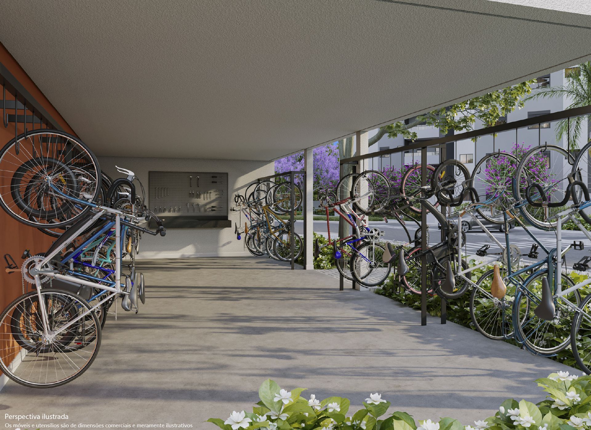 Bicicletas estacionadas em um bicicletário coberto, possivelmente em uma residência. Construção em concreto, metal e tijolo.