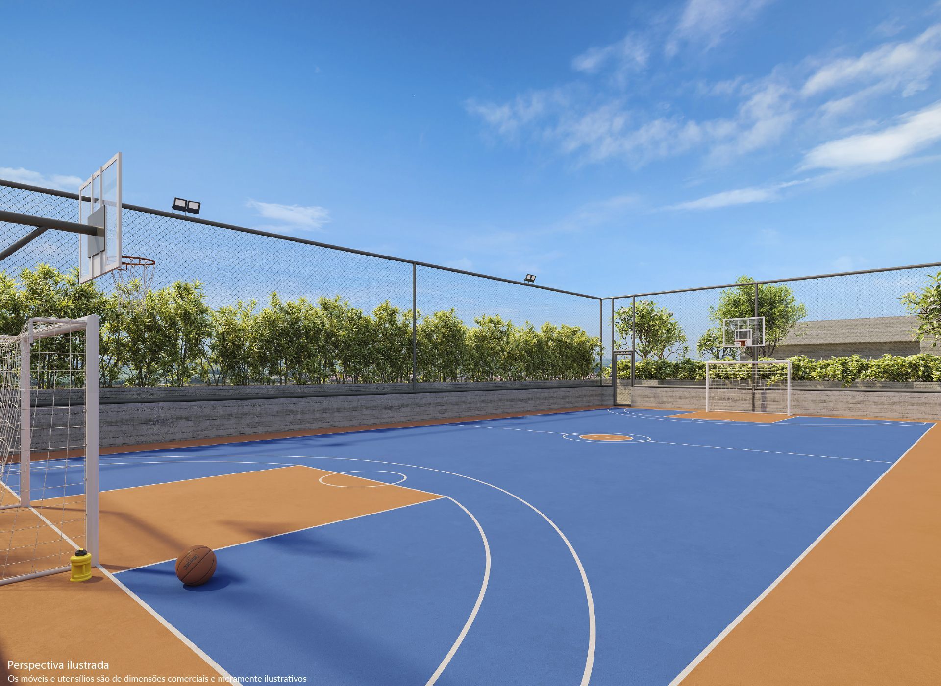 Quadra de basquete ao ar livre com uma cesta de futebol, tendo como pano de fundo arbustos verdes sob um céu azul.