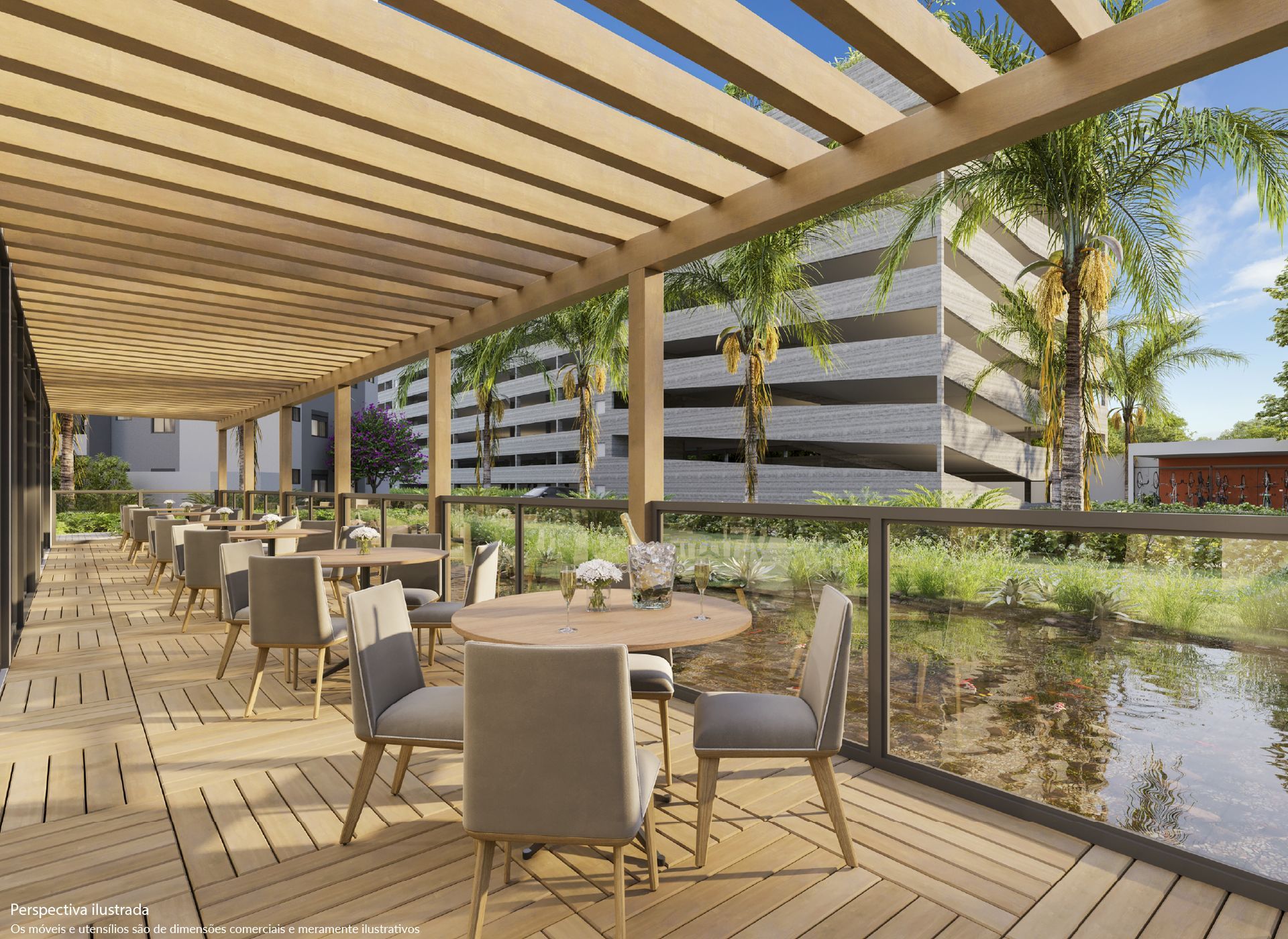 Área de jantar ao ar livre com pérgola de madeira, mesas, cadeiras e um lago.