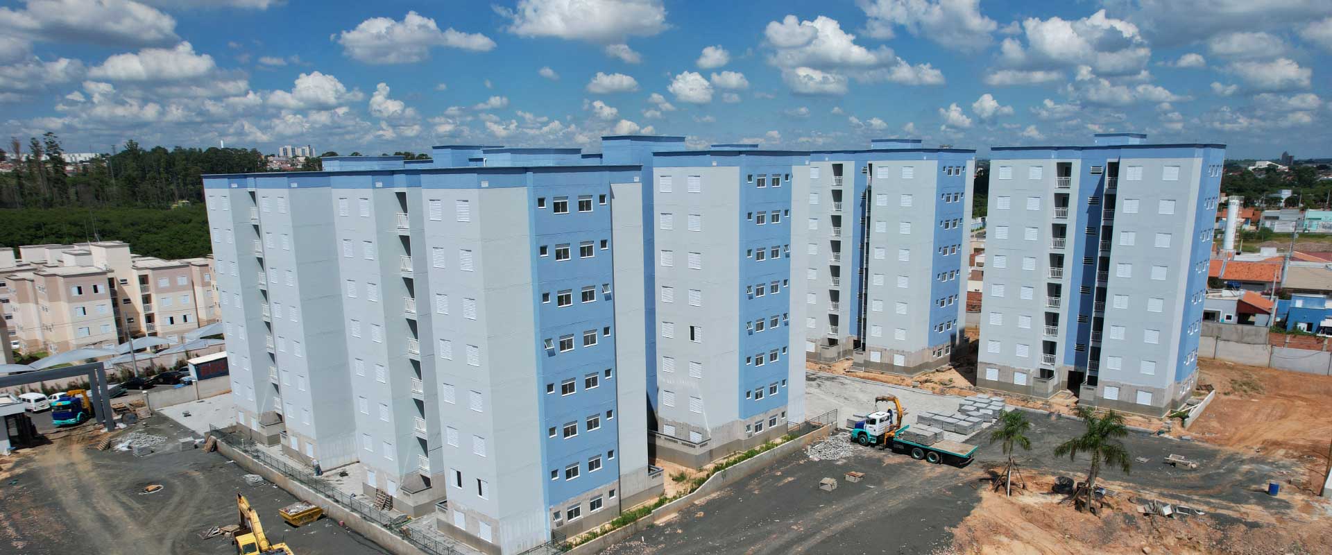 Uma vista aérea de um grande prédio de apartamentos em construção.