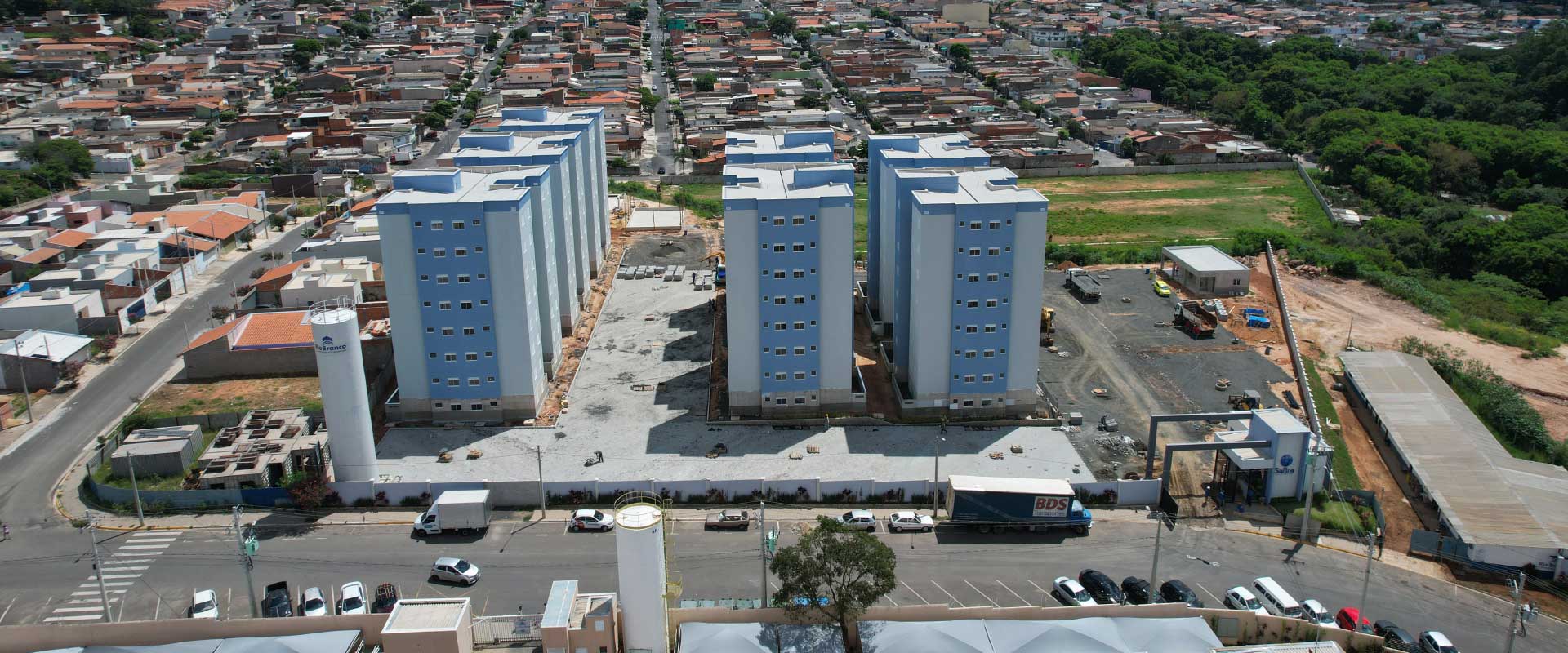 Uma vista aérea de uma cidade com muitos edifícios e um estacionamento.