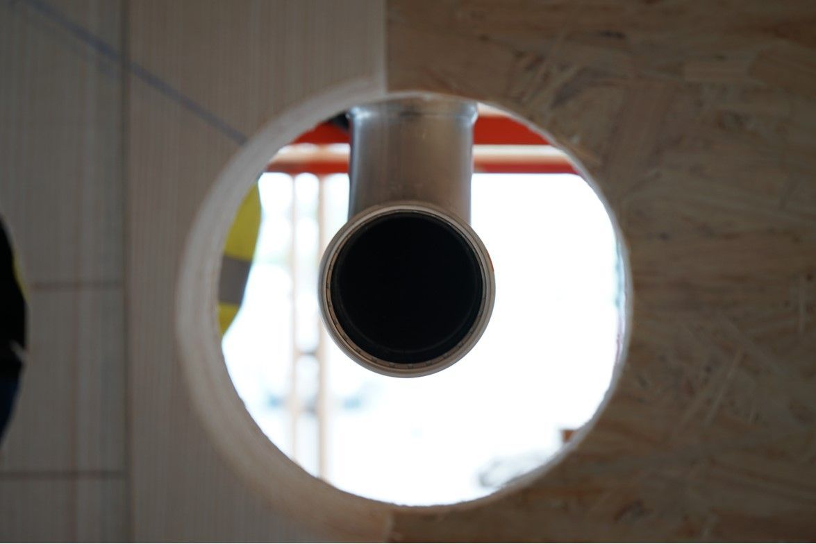eine Nahaufnahme eines Rohres mit einem Loch in der Wand
