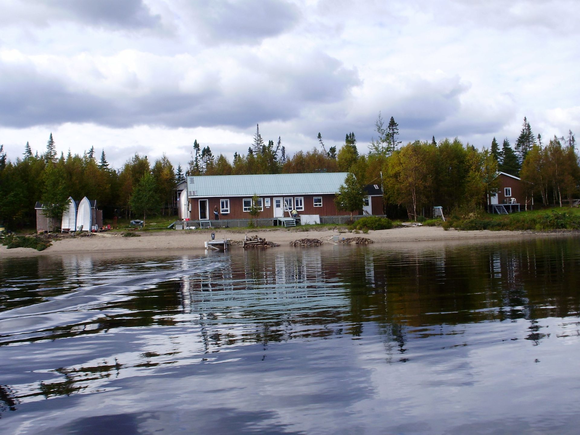 Une maison se trouve au bord d'un lac