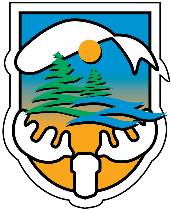 Un dessin d'un bouclier avec une tête d'élan, des montagnes, des arbres et une rivière.