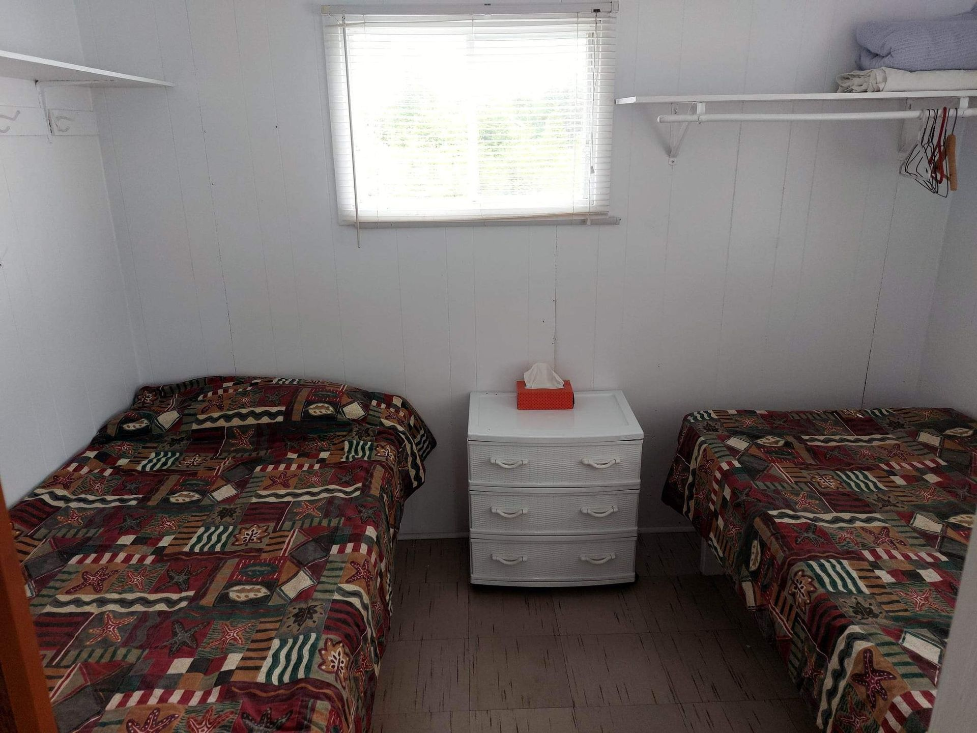 Une cuisine avec une cuisinière et un réfrigérateur avec le numéro 4 dessus