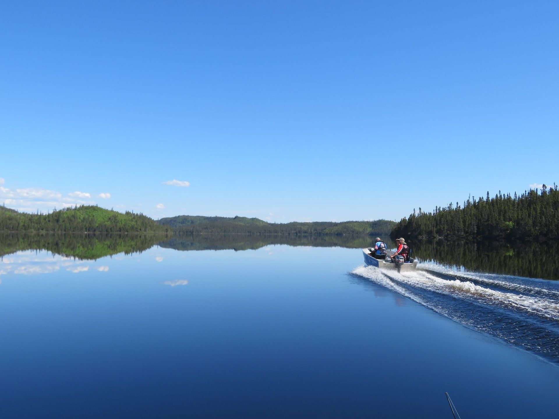 Un groupe de personnes fait du bateau sur un lac.