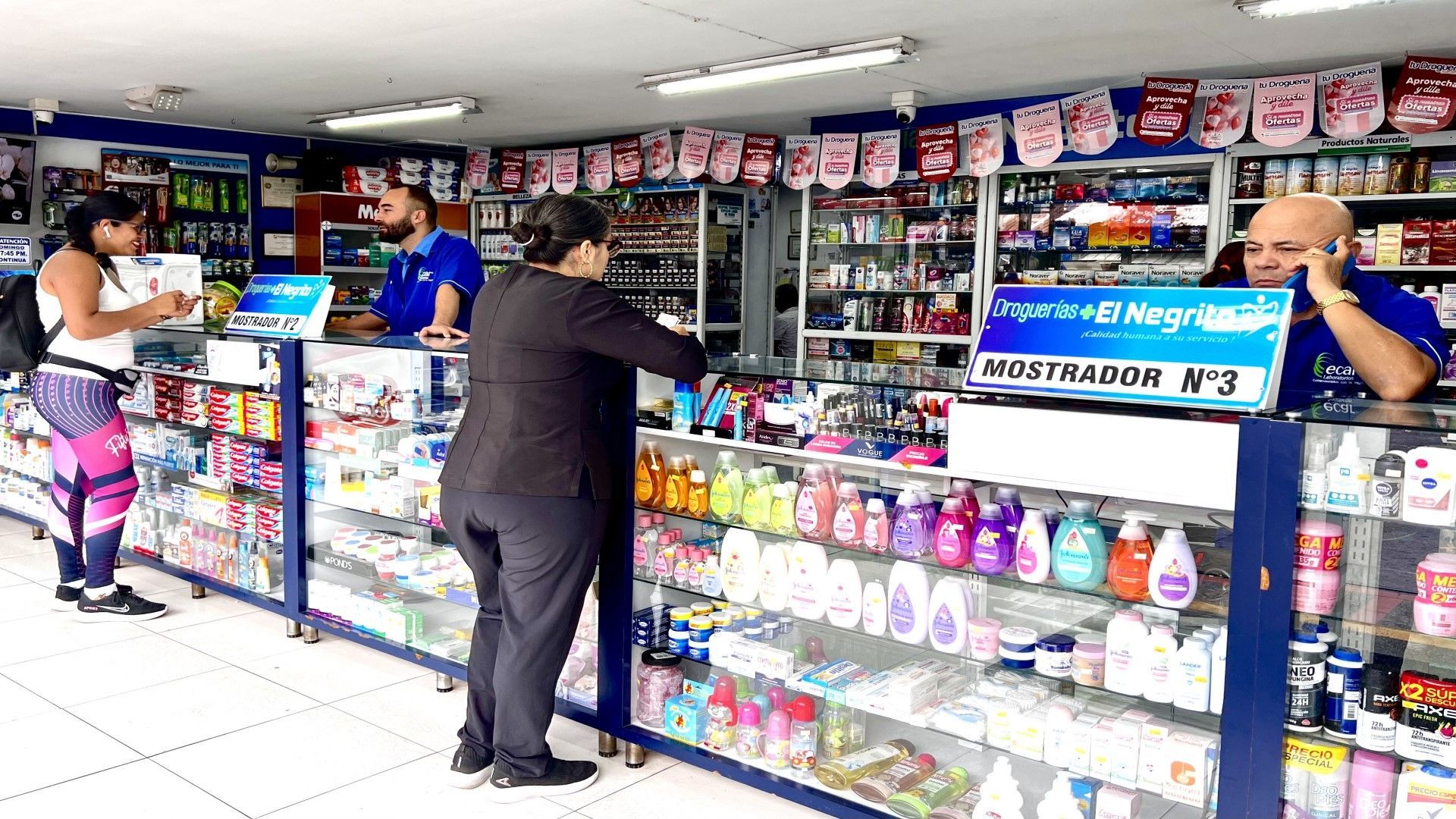 Un grupo de personas se encuentra en una farmacia.