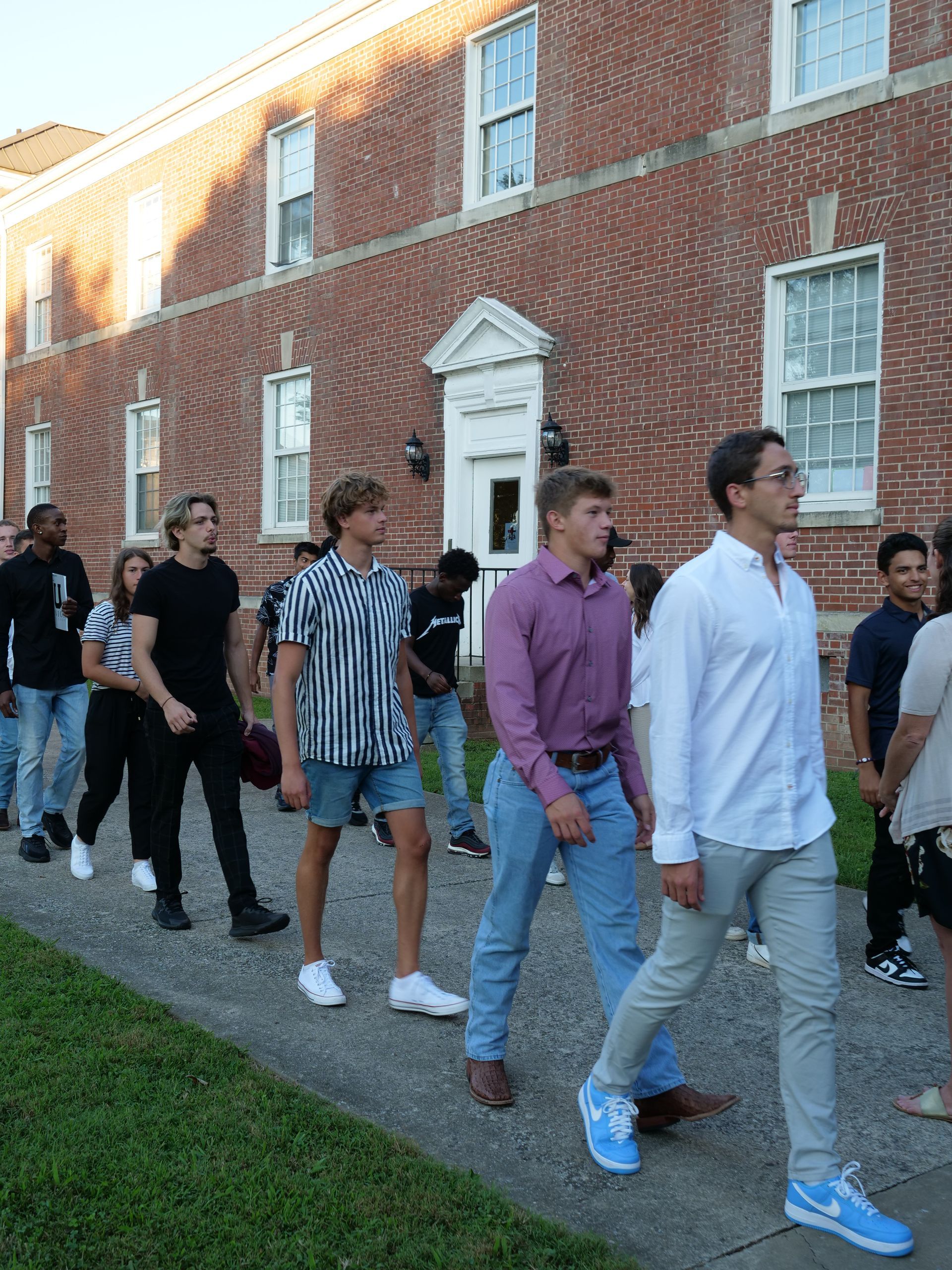 Freshman students walking by Pfeiffer Hall.