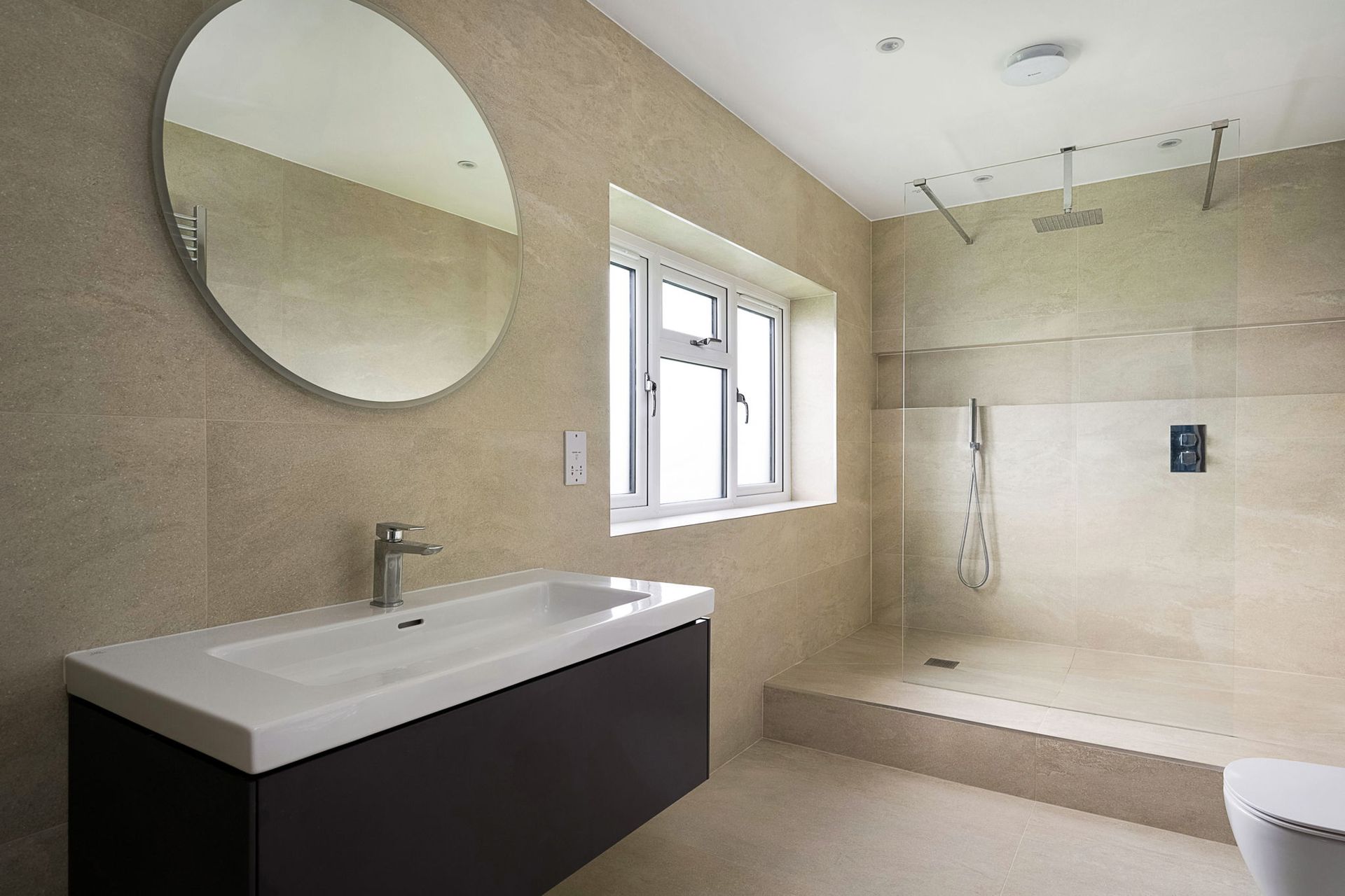 Harvey contemporary kitchen with grey, handleless units and teal furnishings. Designed by exact Kitchens in Wokingham.