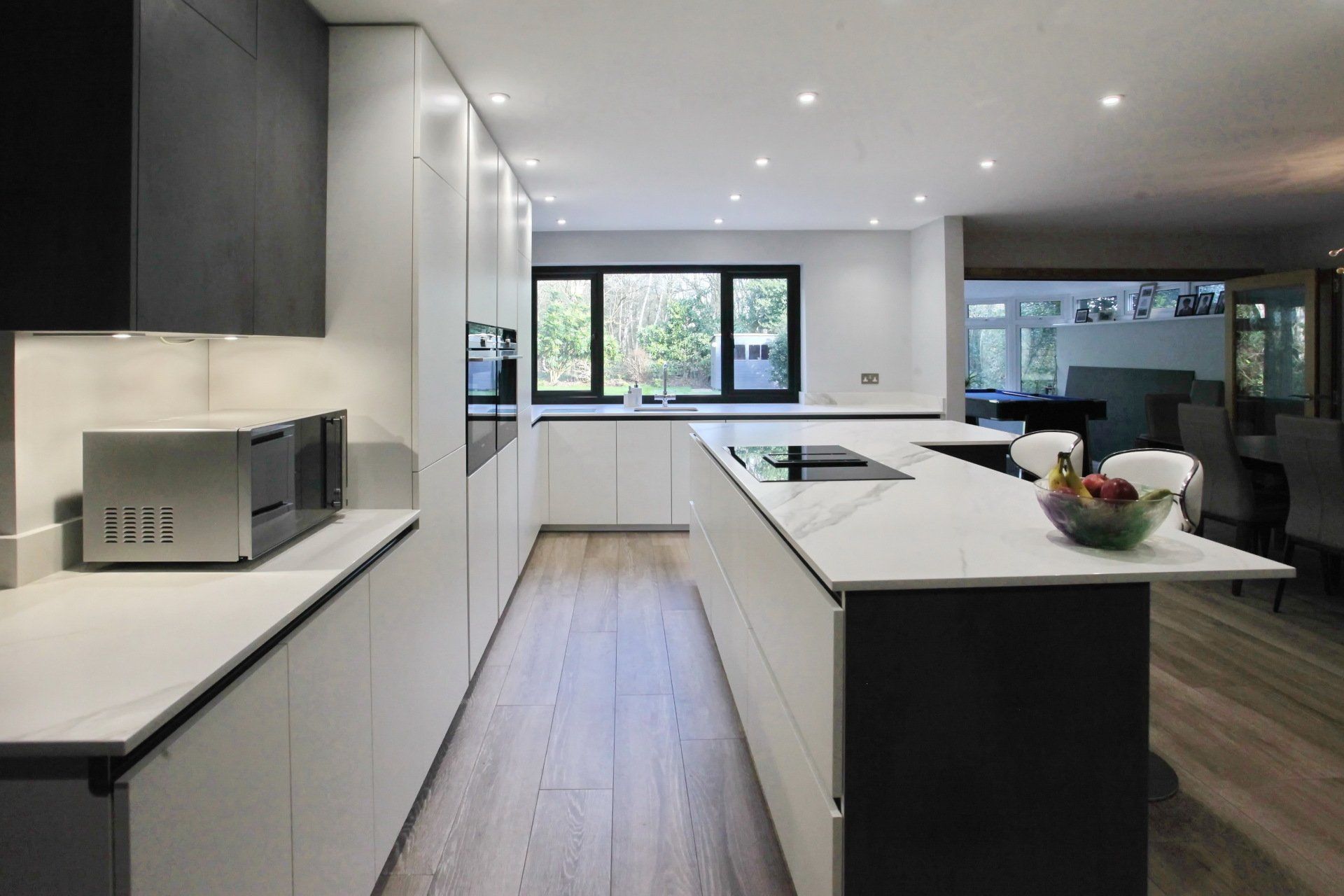 Contemporary Handleless Kitchen for the Patel family by Exact.