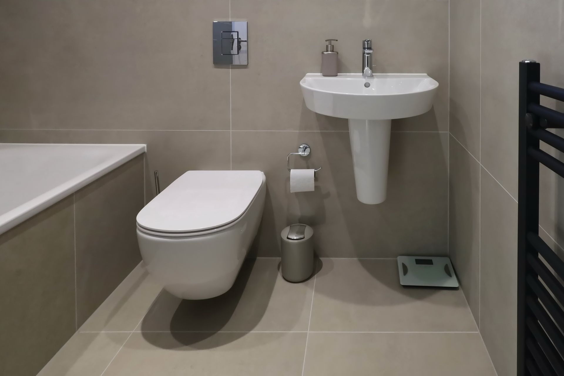 Harvey contemporary kitchen with grey, handleless units and teal furnishings. Designed by exact Kitchens in Wokingham.