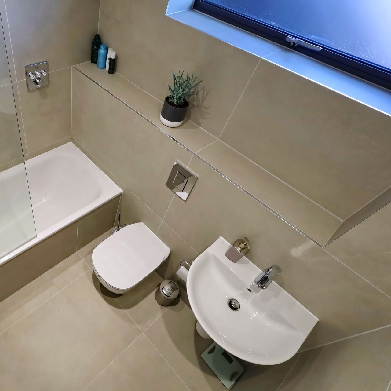 Harvey contemporary kitchen with grey, handleless units and teal furnishings. Designed by exact Kitchens in Wokingham.