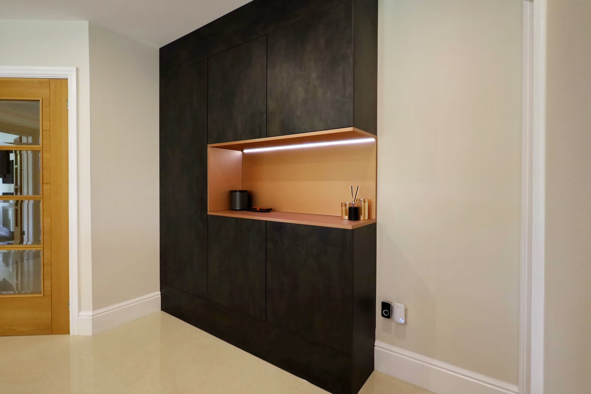 Harvey contemporary kitchen with grey, handleless units and teal furnishings. Designed by exact Kitchens in Wokingham.