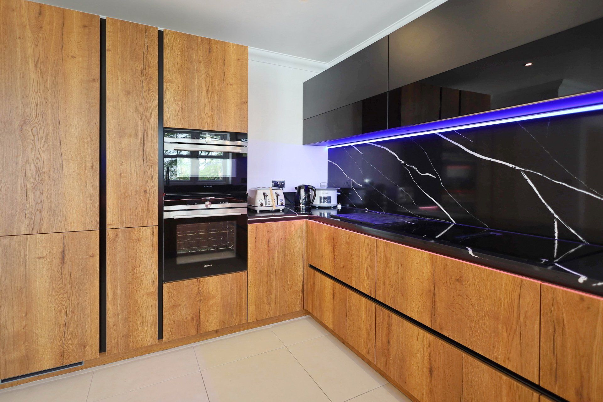 Contemporary handleless kitchen with an integrated cooker hood by exact