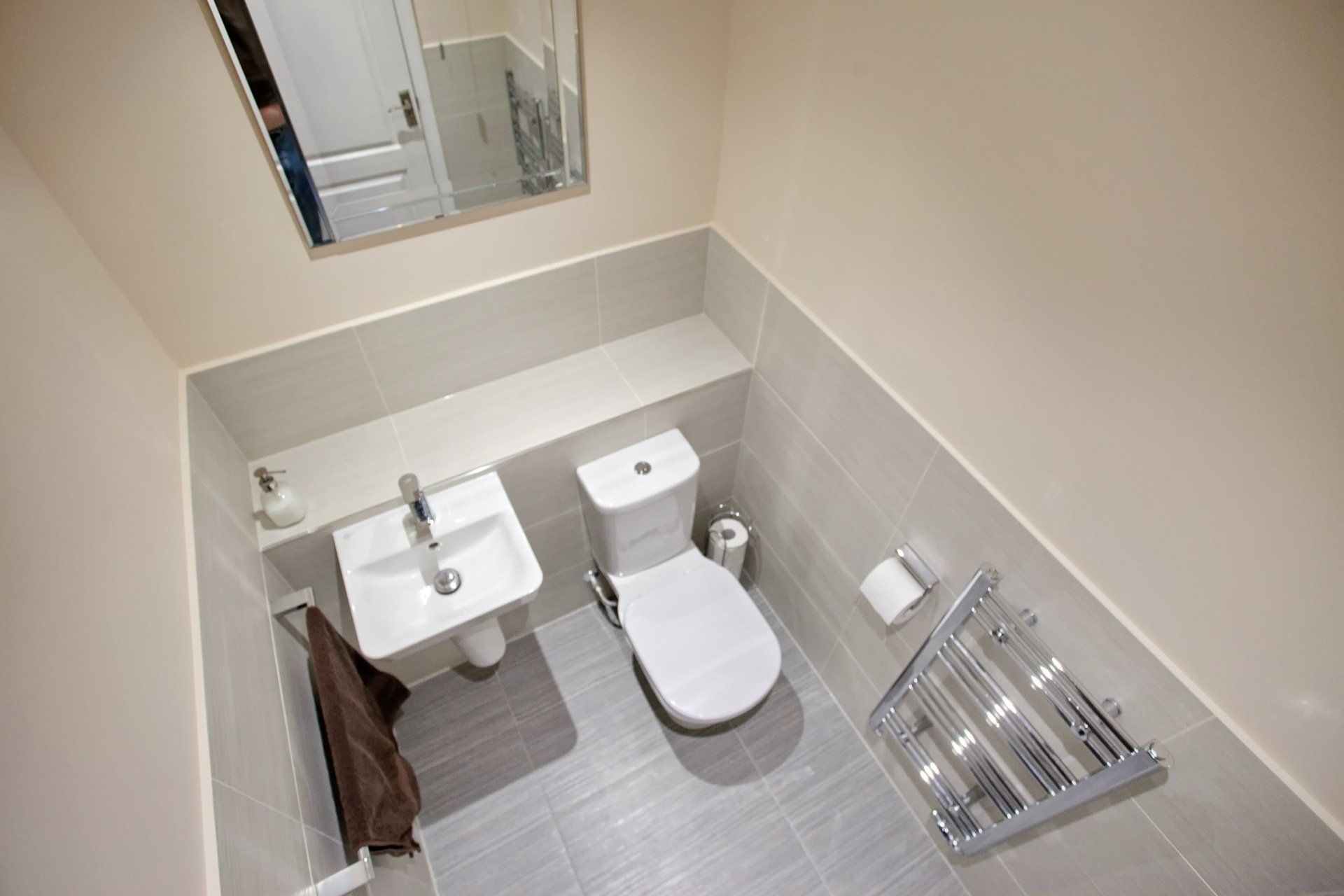 Neutral-coloured bathroom by exact