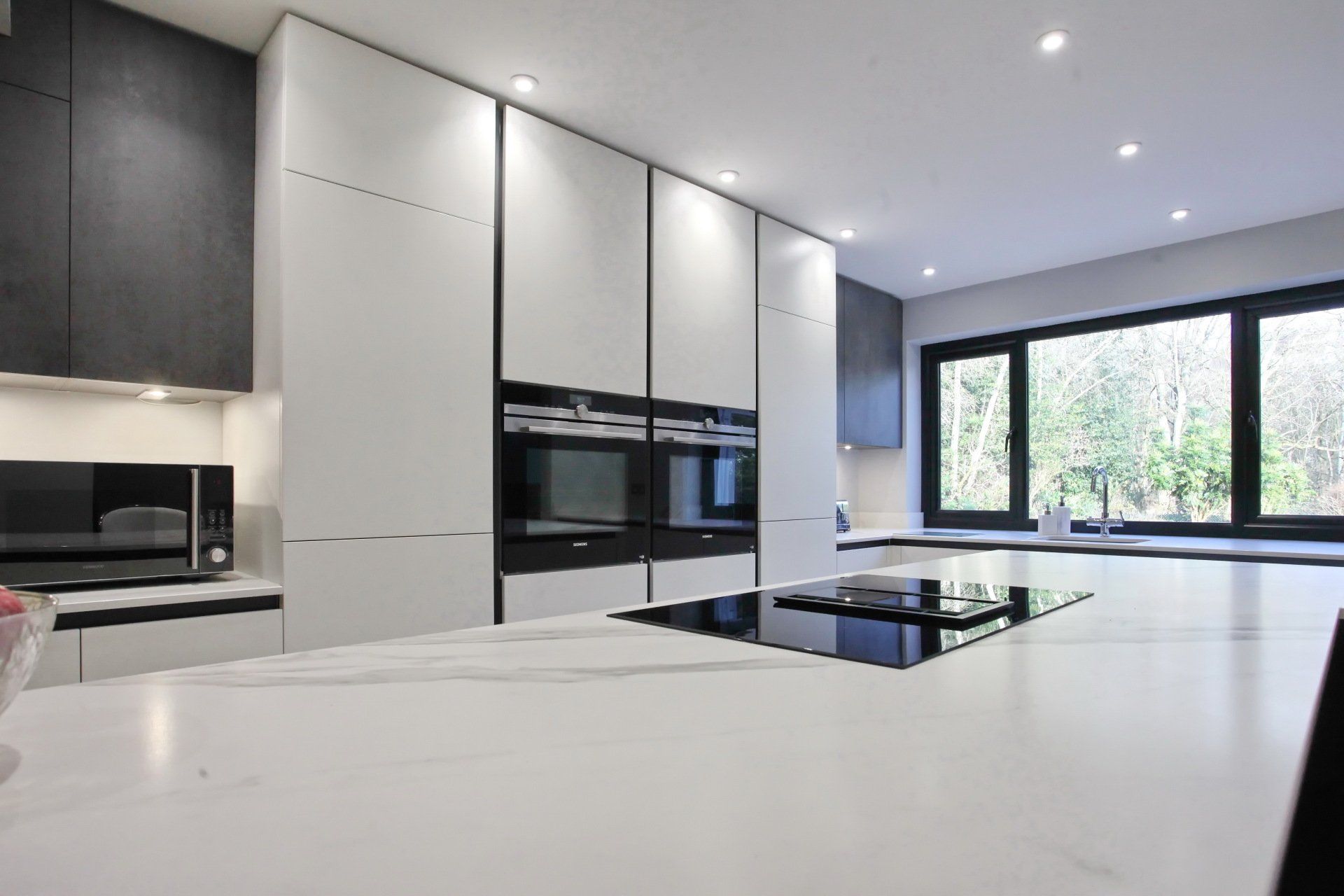 Cooking zone in a contemporary handleless kitchen by exact