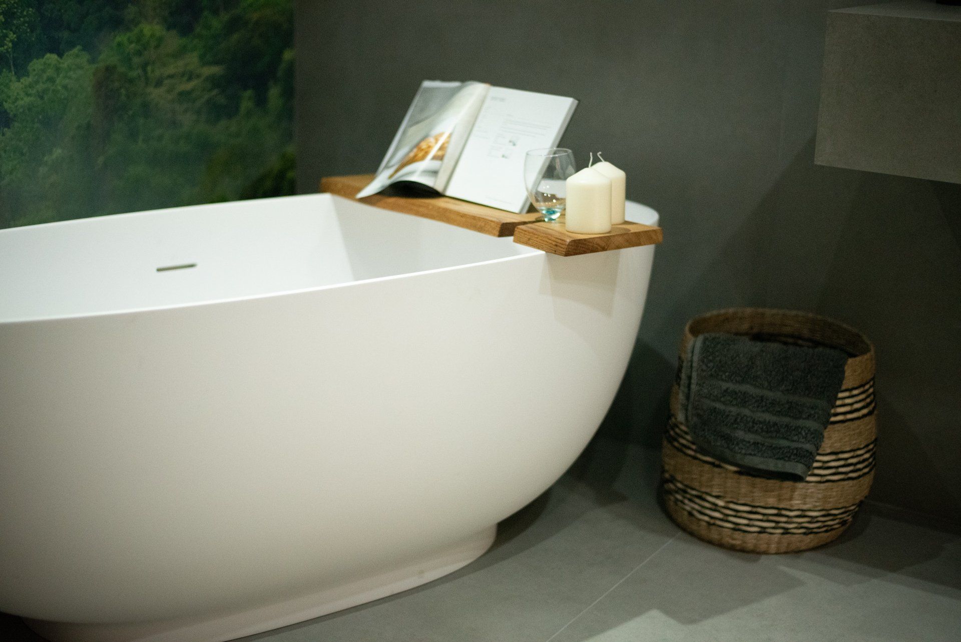 Exact showroom bath with book