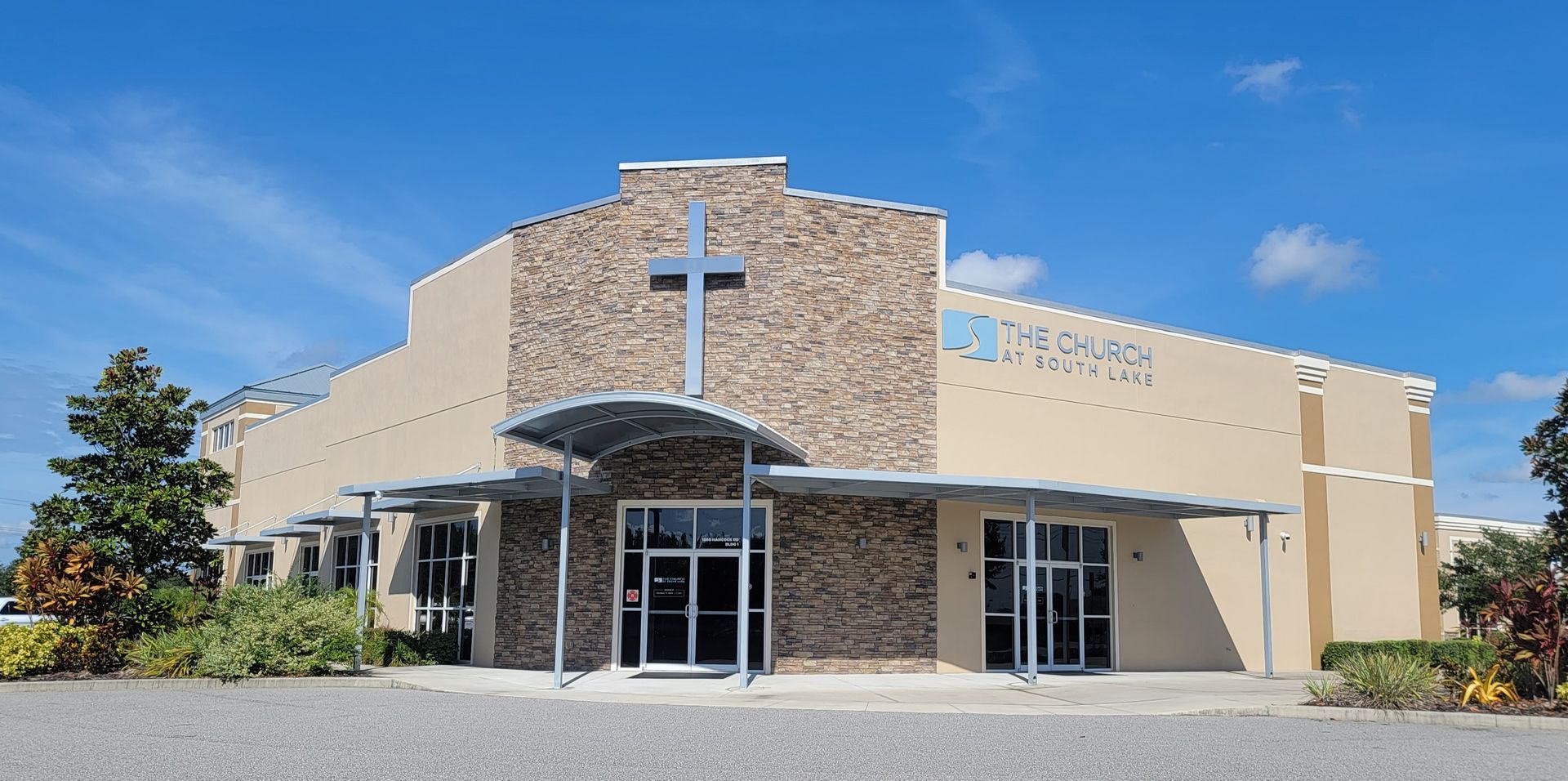 A church with a cross on the front of it
