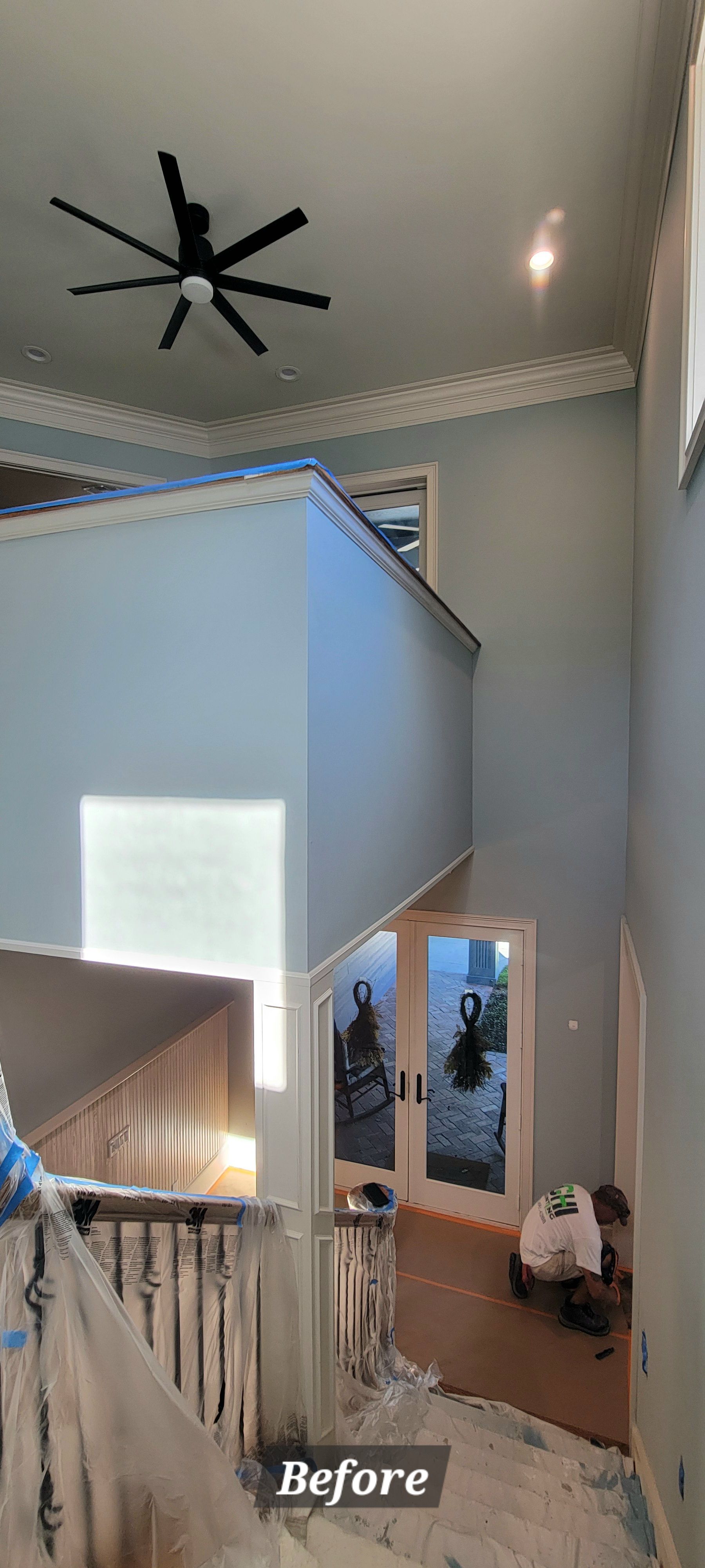 A ceiling fan is hanging from the ceiling of a room.