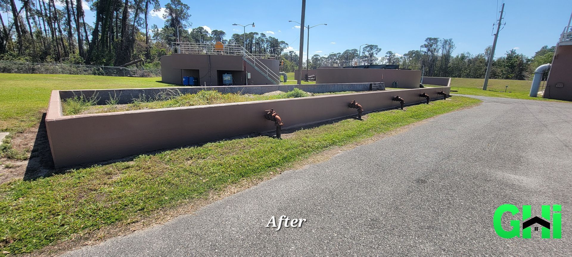 A picture of a fence with a green arrow pointing to the right
