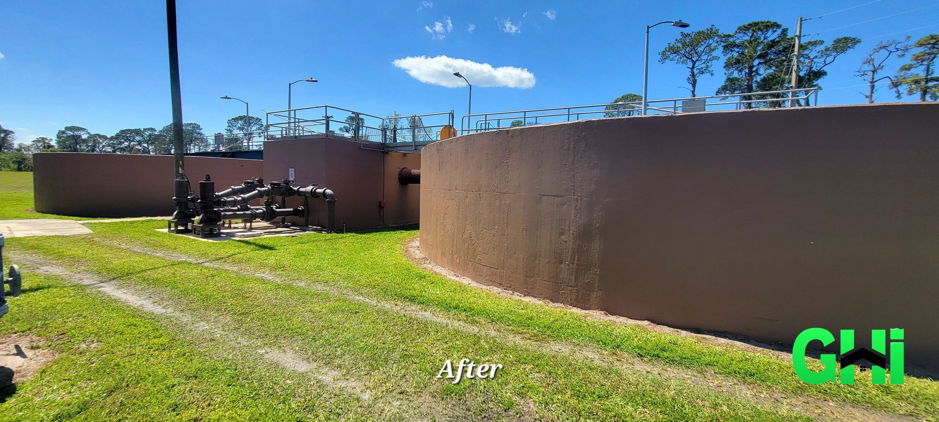 A large wall is sitting in the middle of a grassy field.