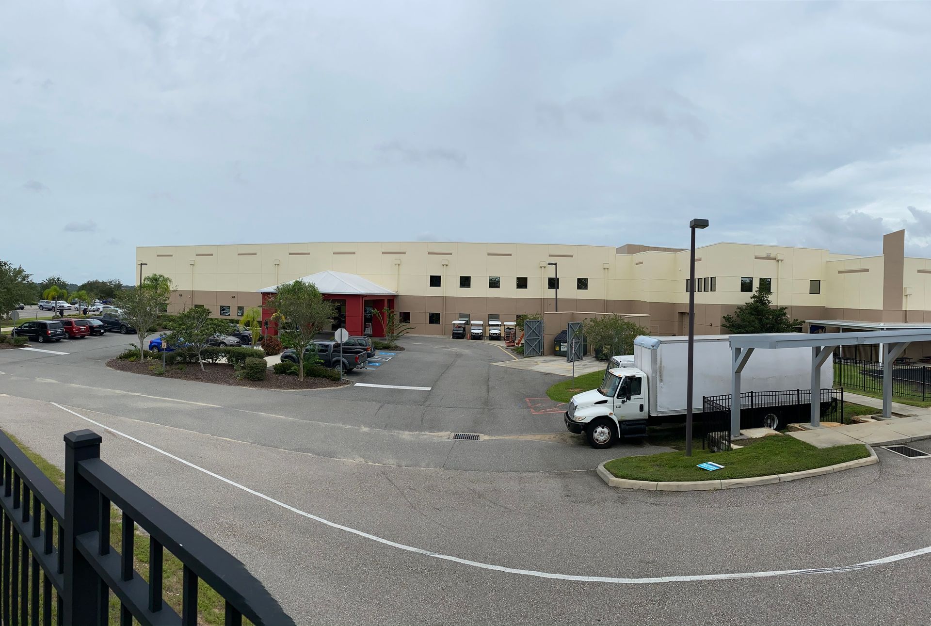 A large building with a lot of cars parked in front of it.