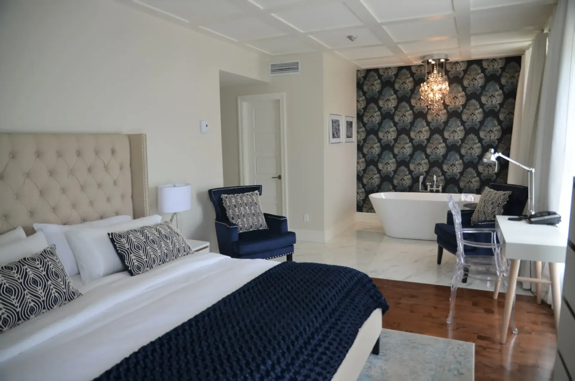 Une chambre avec un grand lit et une baignoire
