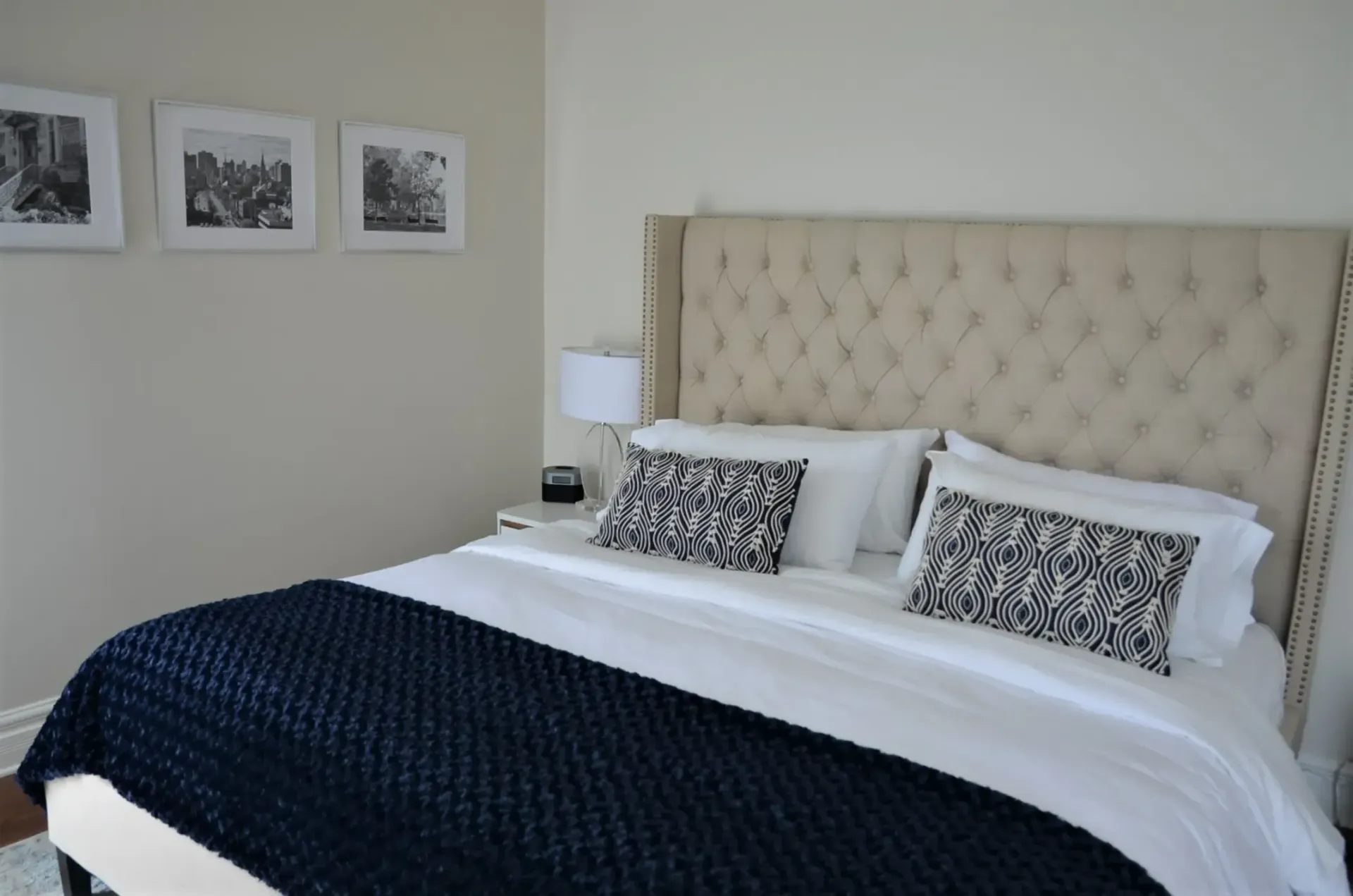 Un lit avec une couverture bleue et des draps blancs dans une chambre