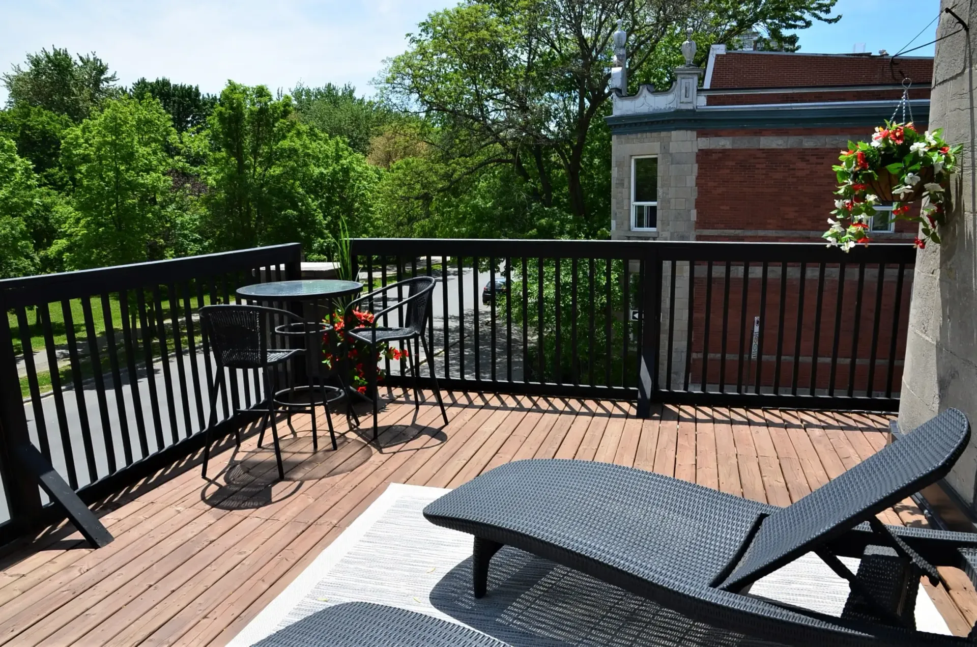 Une terrasse avec une table et des chaises dessus
