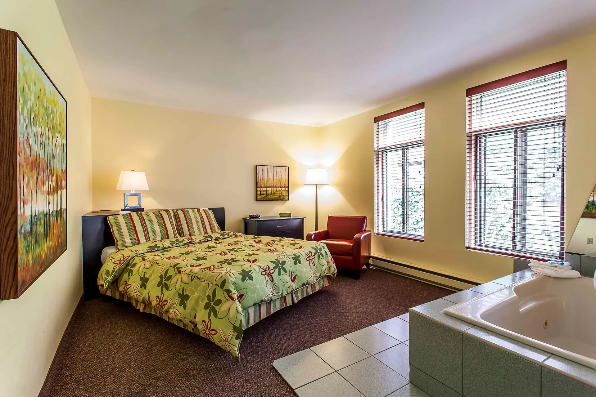 Une chambre d'hôtel avec un lit king size et un jacuzzi