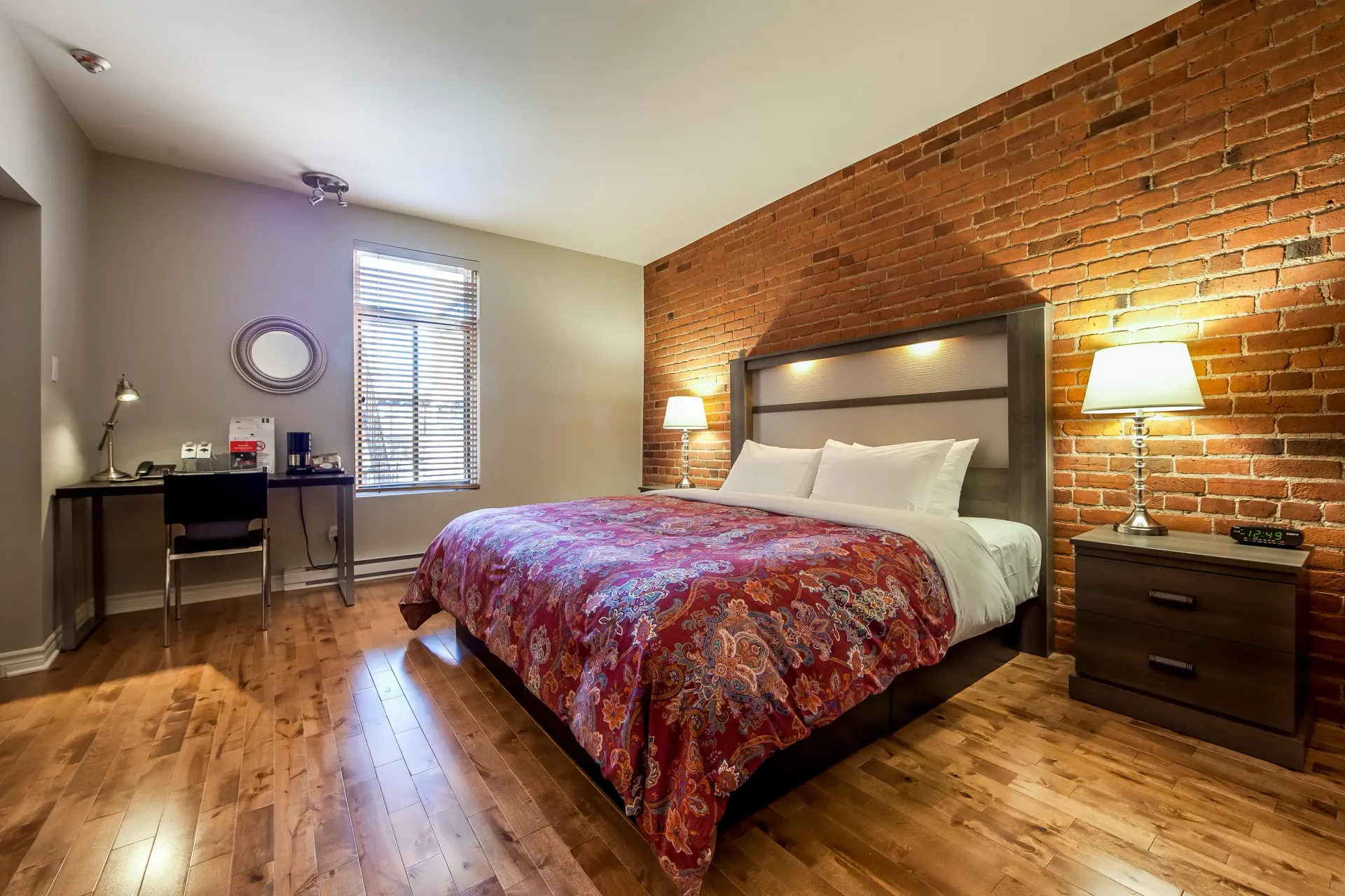 Une chambre d'hôtel avec un grand lit et un mur de briques