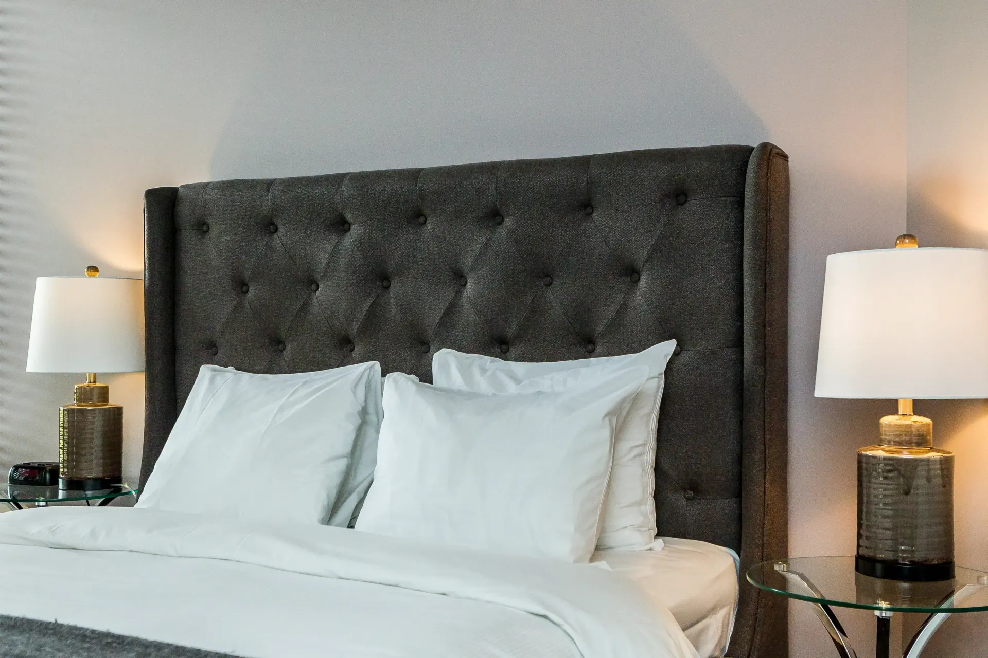 Une chambre d'hôtel avec un lit et deux lampes