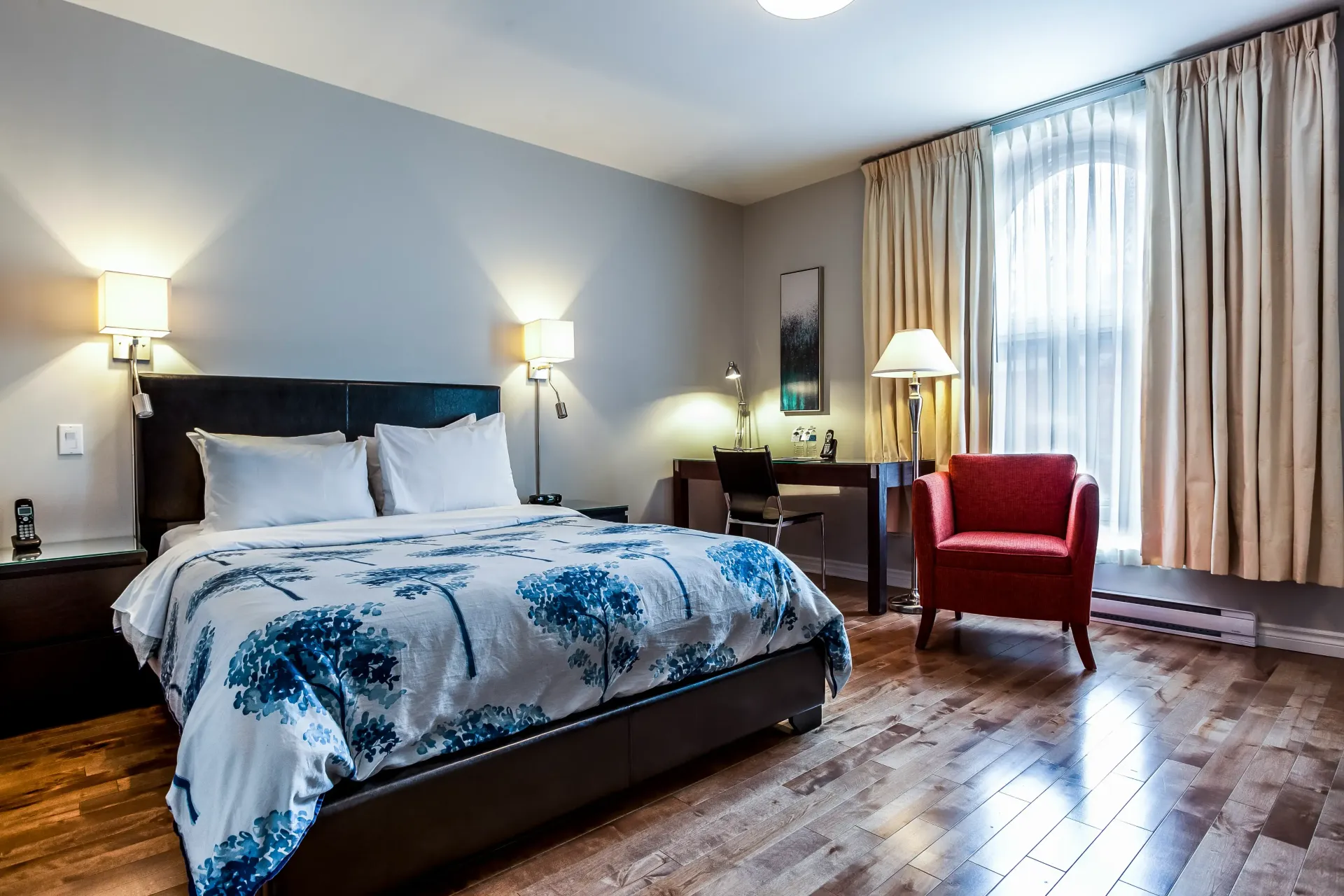 Une chambre d'hôtel avec un grand lit et une chaise rouge